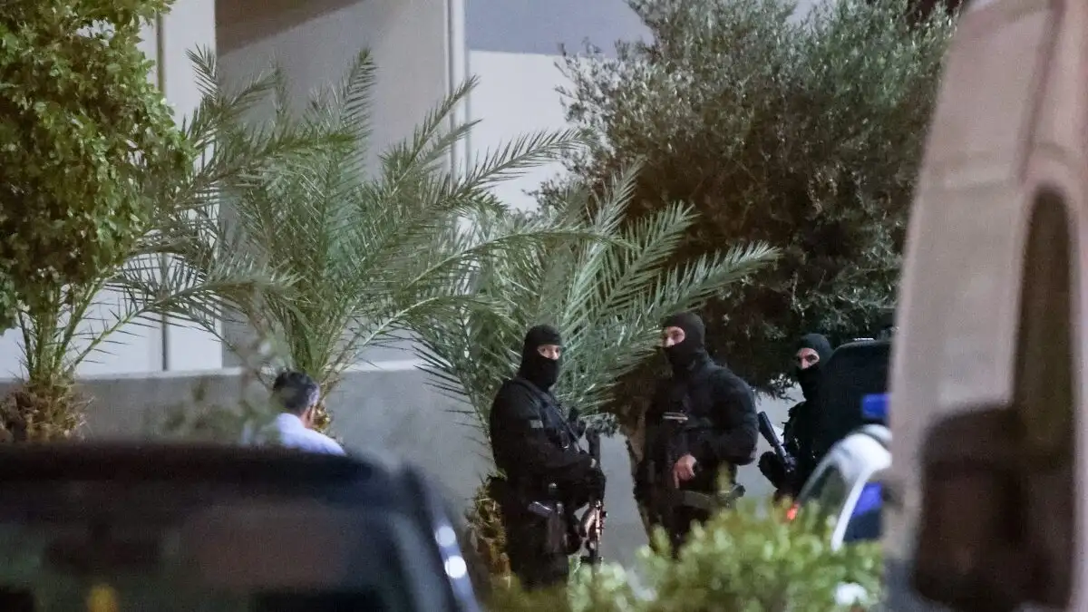 Η ατμόσφαιρα στα Βορίζια Ηρακλείου παραμένει τεταμένη μετά το διπλό φονικό που συγκλόνισε το χωριό, αφήνοντας πίσω του ανείπωτη