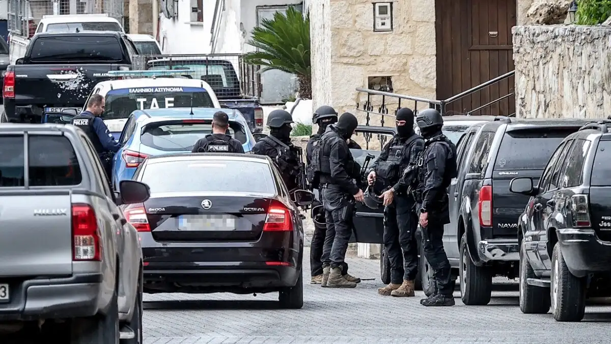 Σε πλήρη εξέλιξη βρίσκεται η έρευνα για το αιματηρό περιστατικό στα Βορίζια Ηρακλείου Κρήτης, ενώ οι Αρχές συνεχίζουν να αναζητούν τα όπλα