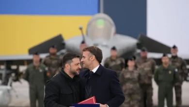 Οι πρόεδροι Εμανουέλ Μακρόν και Βολοντιμίρ Ζελένσκι υπέγραψαν σήμερα στη βάση της γαλλικής αεροπορίας στο Βιλακουμπλέ, επιστολή