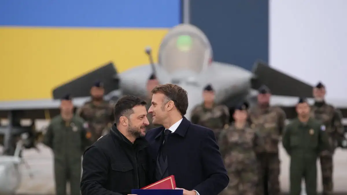 Οι πρόεδροι Εμανουέλ Μακρόν και Βολοντιμίρ Ζελένσκι υπέγραψαν σήμερα στη βάση της γαλλικής αεροπορίας στο Βιλακουμπλέ, επιστολή