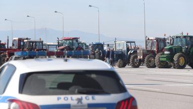 Οι αγρότες έκλεισαν αιφνιδιαστικά και τα δύο ρεύματα της Εθνικής Οδού Θεσσαλονίκης – Αθηνών, προκαλώντας κυκλοφοριακό χάος.