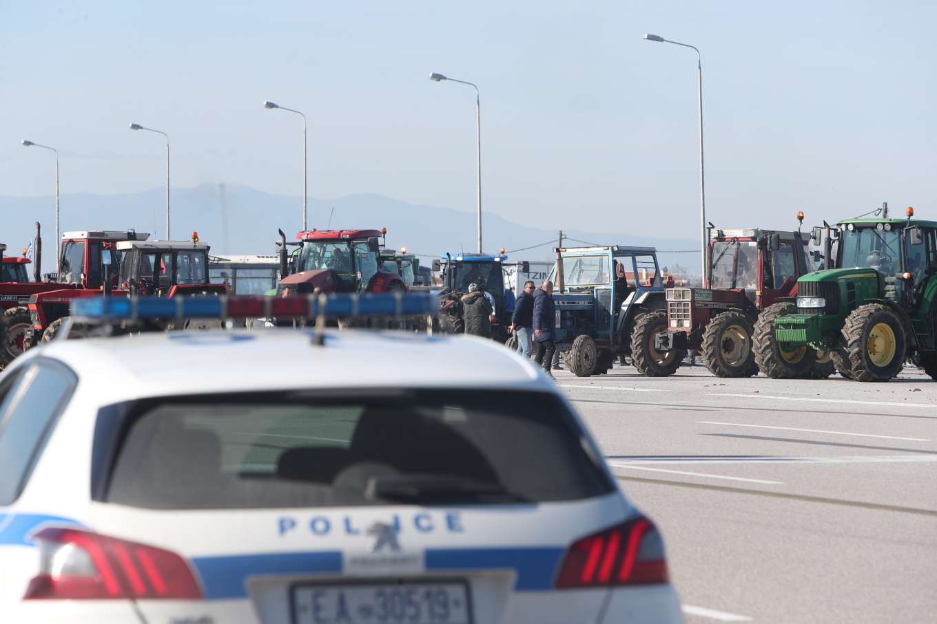 Οι αγρότες έκλεισαν αιφνιδιαστικά και τα δύο ρεύματα της Εθνικής Οδού Θεσσαλονίκης – Αθηνών, προκαλώντας κυκλοφοριακό χάος.