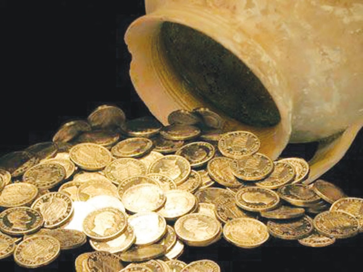 Σε... χρυσό πυρετό βρίσκεται η ελληνική αγορά, με τους κατόχους χρυσών λιρών να ρευστοποιούν μαζικά τις αποταμιεύσεις τους.