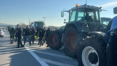 Την πρόσβαση στο αεροδρόμιο Μακεδονία έχουν αποκλείσει οι αγρότες που έχουν στήσει μπλόκο στα Πράσινα Φανάρια Θεσσαλονίκης.