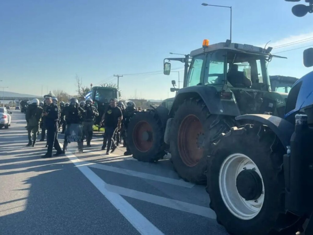 Την πρόσβαση στο αεροδρόμιο Μακεδονία έχουν αποκλείσει οι αγρότες που έχουν στήσει μπλόκο στα Πράσινα Φανάρια Θεσσαλονίκης.