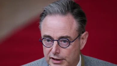 Ο πρωθυπουργός του Βελγίου, Μπαρτ Ντε Βέβερ, παραμένει κατηγορηματικά αντίθετος στη χρήση των παγωμένων ρωσικών