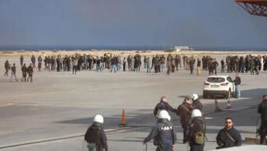 Στην πίστα προσγείωσης και απογείωσης του αεροδρομίου «Νίκος Καζαντζάκης» στο Ηράκλειο κατάφεραν να εισέλθουν αγρότες