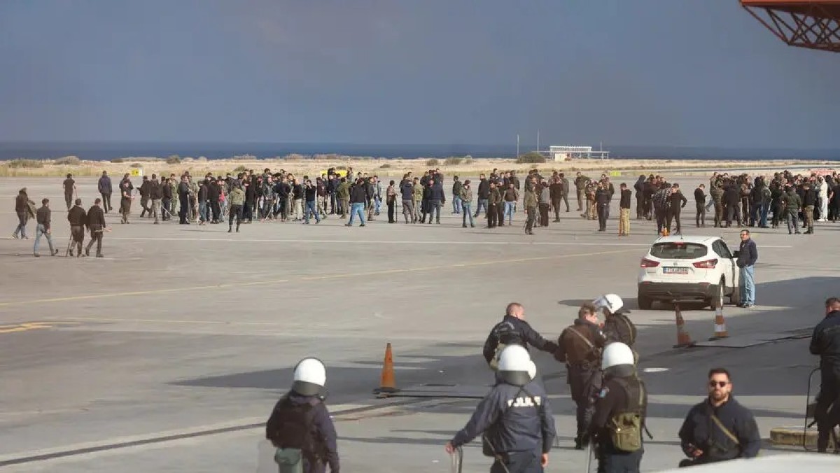 Στην πίστα προσγείωσης και απογείωσης του αεροδρομίου «Νίκος Καζαντζάκης» στο Ηράκλειο κατάφεραν να εισέλθουν αγρότες