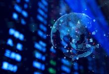 Το ίδιο μοτίβο επανέρχεται σήμερα: υψηλές αποτιμήσεις, ακραία συγκέντρωση απόδοσης στους “Magnificent 7”, εκρηκτικές προσδοκίες