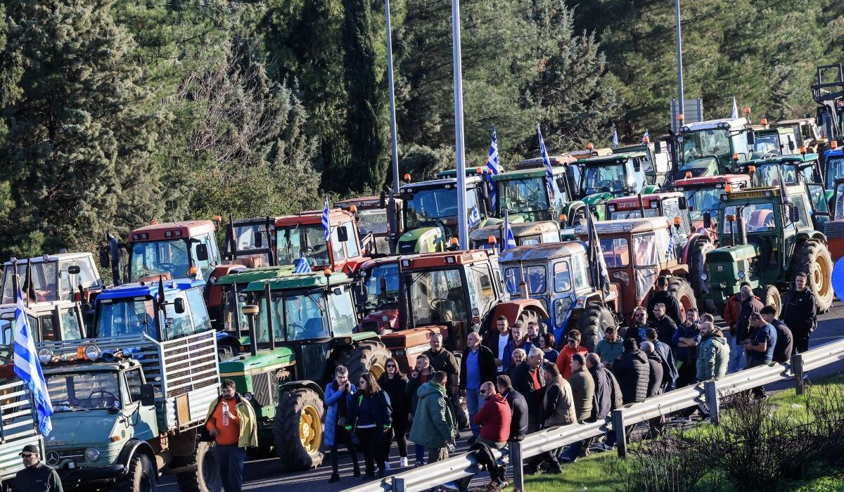 Στο «κόκκινο» βρίσκεται η αντιπαράθεση κυβέρνησης – αγροτών και κτηνοτρόφων, μετά και το όργιο καταστολής την Κυριακή