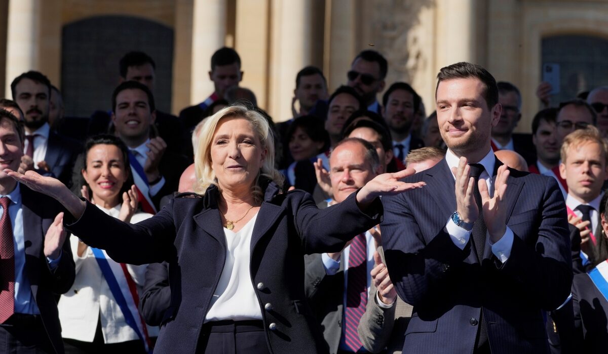 Η ακροδεξιά στη Γαλλία βρίσκεται σε τροχιά εξουσίας, ενώ η επιχειρηματική κοινότητα της χώρας αναζητά πλέον απευθείας