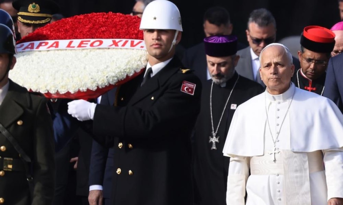 Υπό τη διοίκηση του Ατατούρκ, τα στρατεύματά του δολοφόνησαν και καταδίωξαν συστηματικά  χιλιάδες Έλληνες, Αρμένιους και άλλους Χριστιανούς