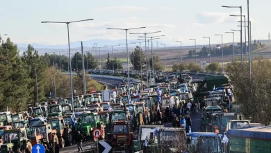 Οι αγρότες συνεχίζουν τον αγώνα τους, αποφασισμένοι να κλιμακώσουν τις κινητοποιήσεις σε όλη τη χώρα. Σε κρίσιμη συνέλευση που