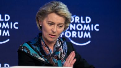 Η πρόσφατη απόφαση των Ηνωμένων Πολιτειών να απαγορεύσουν την είσοδο σε πέντε Ευρωπαίους, ανάμεσά τους και τον πρώην