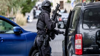 Στα Καλύβια Αττικής συνελήφθη ο 35χρονος εκτελεστής και «δεξί χέρι» του «Έντικ», ο οποίος κατηγορείται για τουλάχιστον τρεις