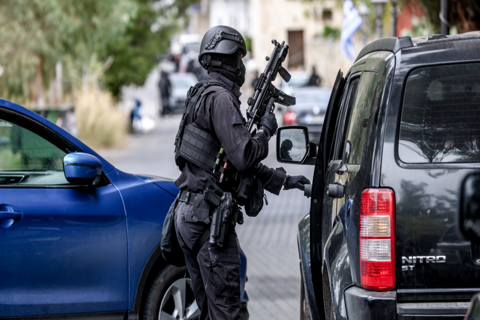 Στα Καλύβια Αττικής συνελήφθη ο 35χρονος εκτελεστής και «δεξί χέρι» του «Έντικ», ο οποίος κατηγορείται για τουλάχιστον τρεις