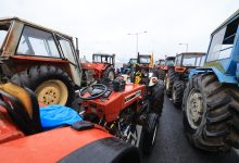 Έξω από το λιμάνι της Ηγουμενίτσας έφτασαν το μεσημέρι της Πέμπτης με τα τρακτέρ τους οι αγρότες της Θεσπρωτίας κλιμακώνοντας τις κινητοποιήσεις τους.