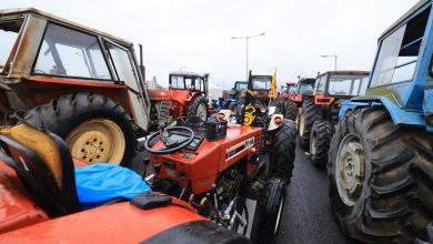 Έξω από το λιμάνι της Ηγουμενίτσας έφτασαν το μεσημέρι της Πέμπτης με τα τρακτέρ τους οι αγρότες της Θεσπρωτίας κλιμακώνοντας τις κινητοποιήσεις τους.
