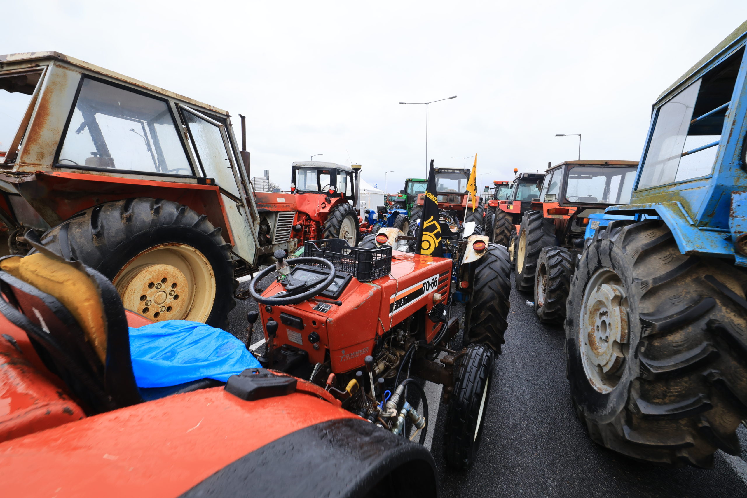 Έξω από το λιμάνι της Ηγουμενίτσας έφτασαν το μεσημέρι της Πέμπτης με τα τρακτέρ τους οι αγρότες της Θεσπρωτίας κλιμακώνοντας τις κινητοποιήσεις τους.