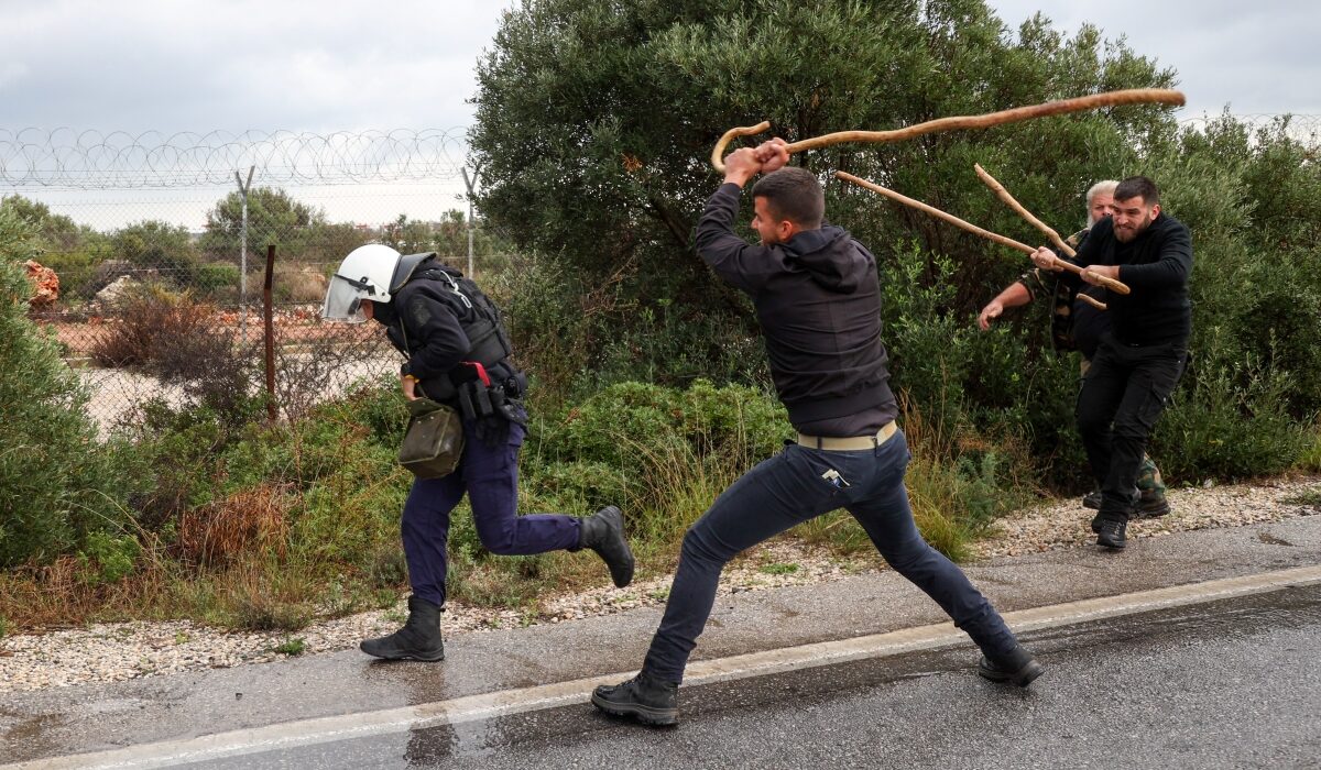 Σοκαριστικές σκηνές εκτυλίχθηκαν στα Χανιά, όταν ομάδες αγροτών συγκρούστηκαν με αστυνομικές δυνάμεις στην προσπάθειά τους