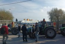 Συνεχίζοντας τις δυναμικές τους κινητοποιήσεις, οι αγρότες της Μυτιλήνης προχώρησαν πριν λίγη ώρα σε νέο μπλόκο, εμποδίζοντας