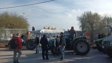 Συνεχίζοντας τις δυναμικές τους κινητοποιήσεις, οι αγρότες της Μυτιλήνης προχώρησαν πριν λίγη ώρα σε νέο μπλόκο, εμποδίζοντας