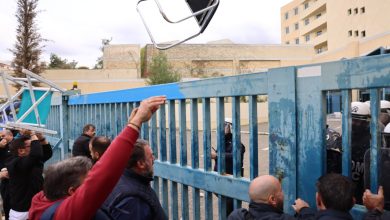 Συνεχίζεται για δεύτερη ημέρα η κινητοποίηση των αυτοκινητιστών ταξί, που επιχείρησαν να εισέλθουν στον χώρο του υπουργείου Μεταφορών