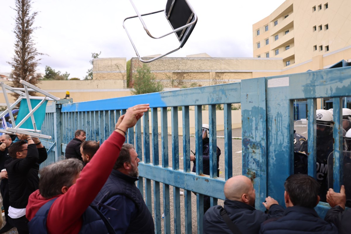 Συνεχίζεται για δεύτερη ημέρα η κινητοποίηση των αυτοκινητιστών ταξί, που επιχείρησαν να εισέλθουν στον χώρο του υπουργείου Μεταφορών