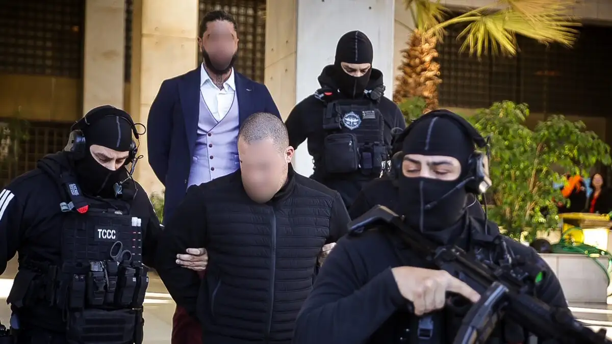 Μέχρι και σήμερα παραμένει άγνωστο αν ο 30χρονος έχει επικοινωνήσει με τις αρμόδιες αρχές ή ποιοι είναι οι πραγματικοί του σκοποί