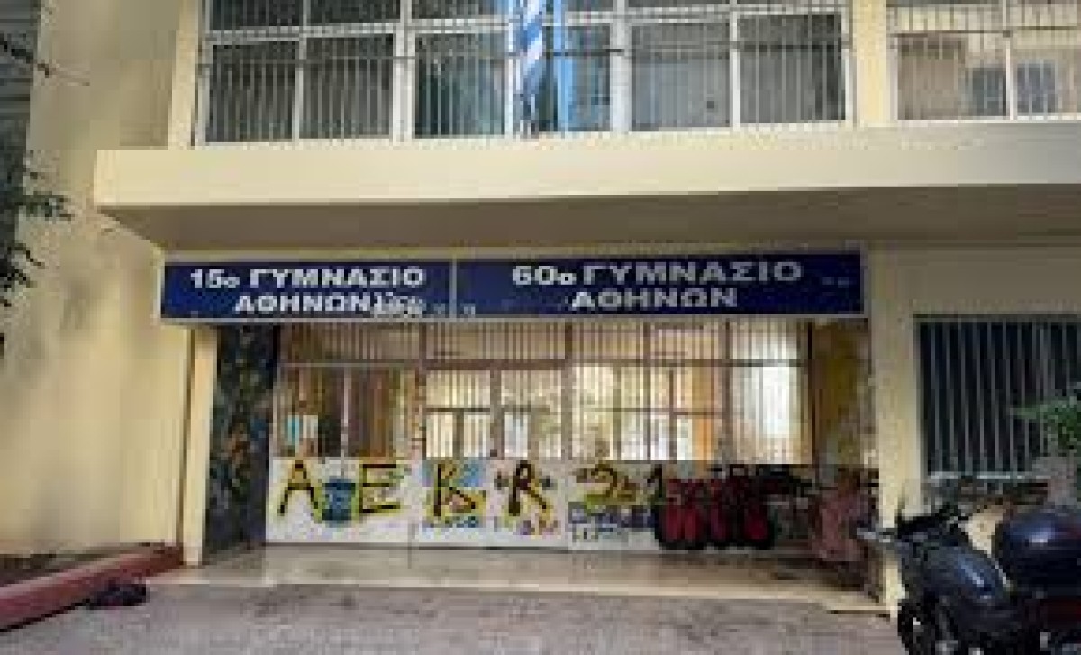 Κατά την απολογία της, η ανήλικη φέρεται να εξέφρασε μετανιωτικά συναισθήματα και να υποστήριξε ότι το μαχαίρι ήταν για