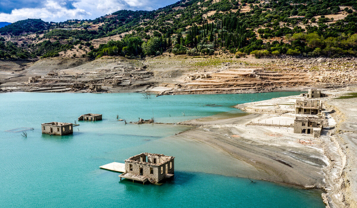 Ανησυχία και έντονο προβληματισμό προκαλούν οι νεότερες εικόνες από τους δύο σημαντικότερους ταμιευτήρες που υδροδοτούν την Αττική