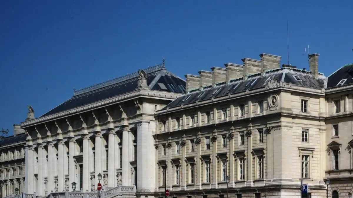 Σοκ έχει προκαλέσει στη Γαλλία υπόθεση καταγγελιών κατά δημοσίου υπαλλήλου, με περισσότερες από 240 γυναίκες να μιλούν