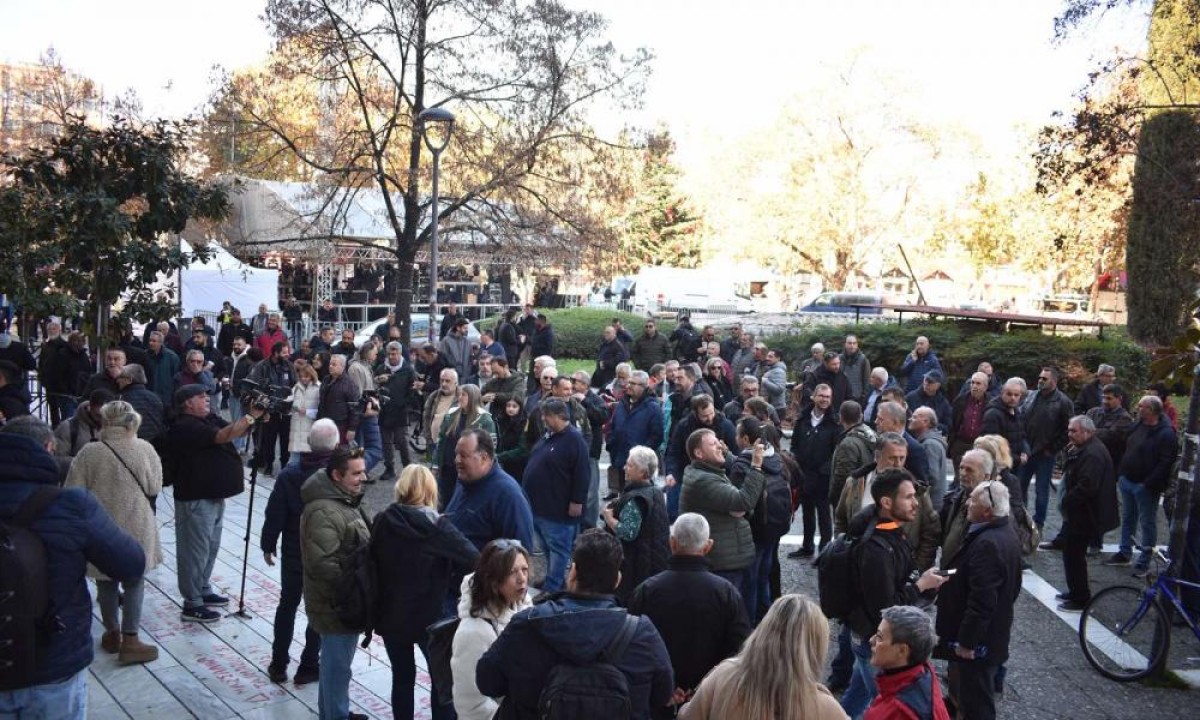 Τεταμένο είναι το κλίμα αργά το πρωί της Δευτέρας έξω από το Δικαστικό Μέγαρο της Λάρισας εκεί όπου βρίσκονται πλήθος αγροτών