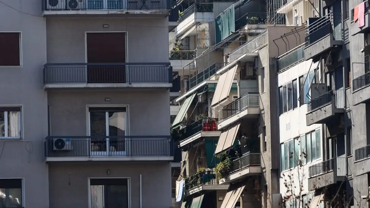 Η Ελλάδα συνεχίζει να κατέχει την κορυφαία θέση στην Ευρωπαϊκή Ένωση όσον αφορά το βάρος που έχουν οι δαπάνες στέγασης στον