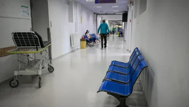 Η έξαρση των κρουσμάτων γρίπης θέτει υπό πίεση τα νοσοκομεία της χώρας, με τις εφημερίες των Τμημάτων Επειγόντων Περιστατικών