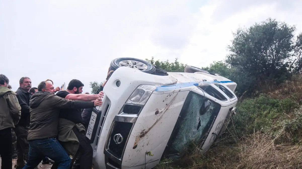 Σε σκηνικό έντασης και πρωτοφανούς σύγκρουσης μετατράπηκαν το μεσημέρι της Δευτέρας οι γύρω περιοχές των αεροδρομίων «Νίκος