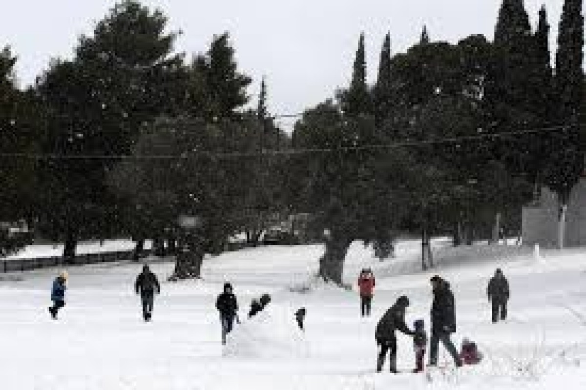 Από τις 15:00 της παραμονής Πρωτοχρονιάς, περιοχές του Δήμου Πεντέλης βρίσκονται χωρίς ηλεκτροδότηση, προκαλώντας έντονη αναστάτωση στους κατοίκους. Τα προβλήματα δεν περιορίζονται μόνο στο ρεύμα, καθώς αρκετοί χρήστες αναφέρουν δυσλειτουργίες και στις συνδέσεις διαδικτύου. Η διακοπή προκάλεσε άμεσες αντιδράσεις στα μέσα κοινωνικής δικτύωσης, με πολίτες να εκφράζουν την αγανάκτησή τους σε δημοφιλείς τοπικές σελίδες στο Facebook και να ζητούν εξηγήσεις για τα αίτια της διακοπής. Οι κάτοικοι ανησυχούν ιδιαίτερα λόγω των χαμηλών θερμοκρασιών και της ανάγκης για θέρμανση, ενώ πολλοί καλούν τις αρμόδιες υπηρεσίες να παρέμβουν άμεσα για την αποκατάσταση της ηλεκτροδότησης και της σύνδεσης στο διαδίκτυο.