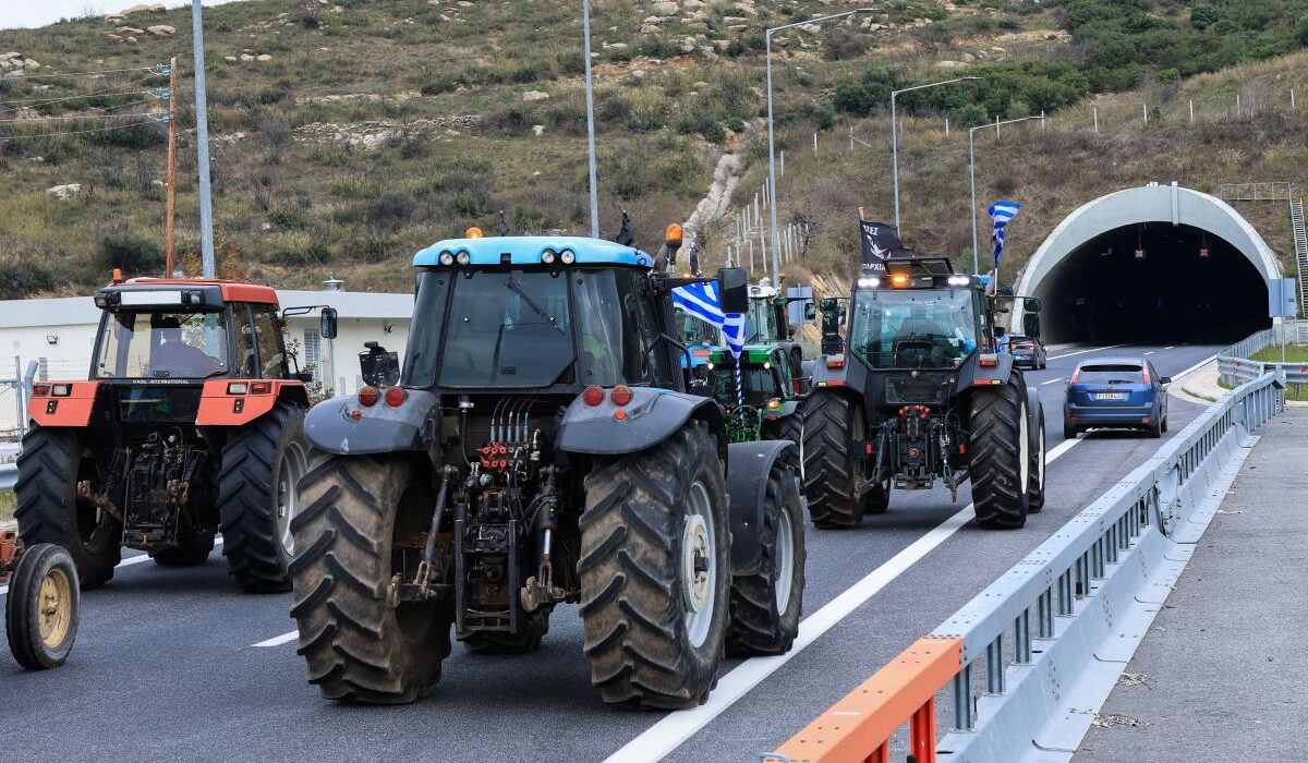 Οι αγρότες είχαν αποφασίσει να πραγματοποιήσουν έναν συμβολικό αποκλεισμό, περιορίζοντας την κίνηση μόνο για τα φορτηγά