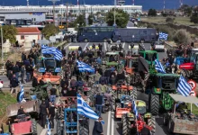 Αγρότες προσπάθησαν να αποκλείσουν τον δρόμο προς το αεροδρόμιο του Ηρακλείου με αποτέλεσμα να υπάρξει ένταση με δακρυγόνα