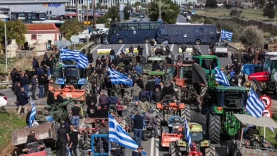 Αγρότες προσπάθησαν να αποκλείσουν τον δρόμο προς το αεροδρόμιο του Ηρακλείου με αποτέλεσμα να υπάρξει ένταση με δακρυγόνα