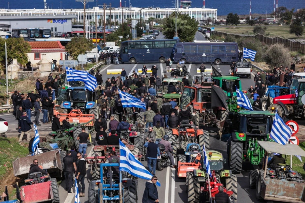 Αγρότες προσπάθησαν να αποκλείσουν τον δρόμο προς το αεροδρόμιο του Ηρακλείου με αποτέλεσμα να υπάρξει ένταση με δακρυγόνα
