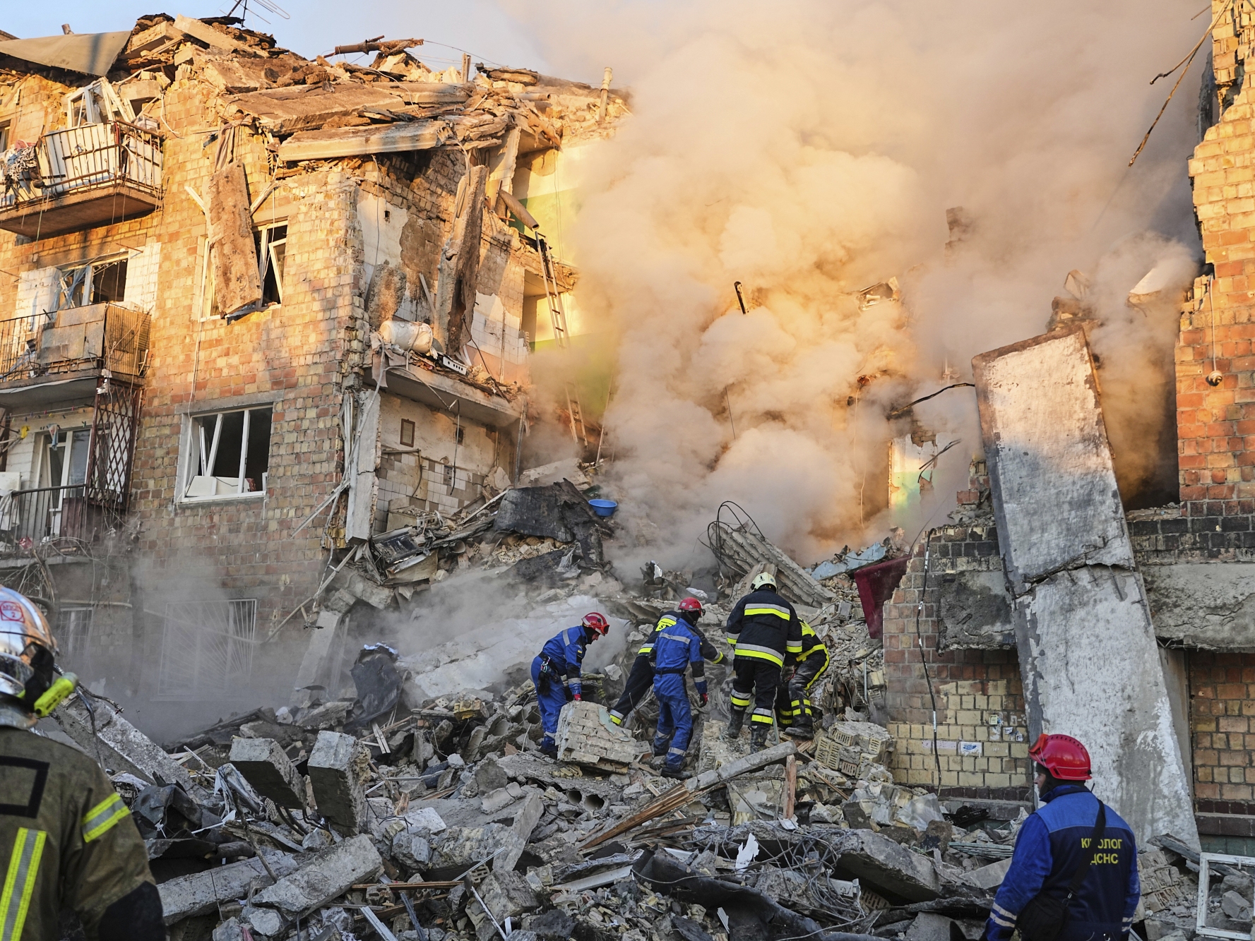 Η Ρωσία εξαπέλυσε εκτεταμένη νυχτερινή επίθεση εναντίον της Ουκρανίας, χρησιμοποιώντας σχεδόν 500 μη επανδρωμένα