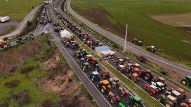 Σε περαιτέρω κλιμάκωση των κινητοποιήσεών τους προχωρούν οι αγρότες σε διάφορες περιοχές της χώρας, επιστρέφοντας