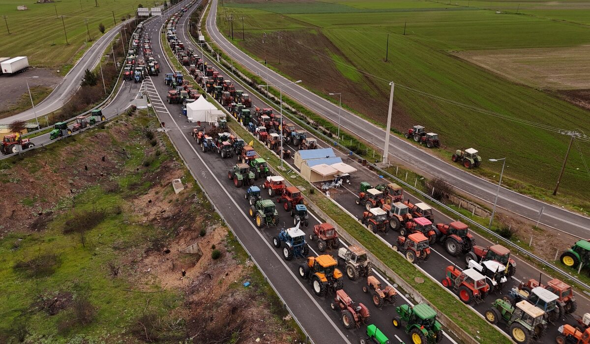 Σε περαιτέρω κλιμάκωση των κινητοποιήσεών τους προχωρούν οι αγρότες σε διάφορες περιοχές της χώρας, επιστρέφοντας