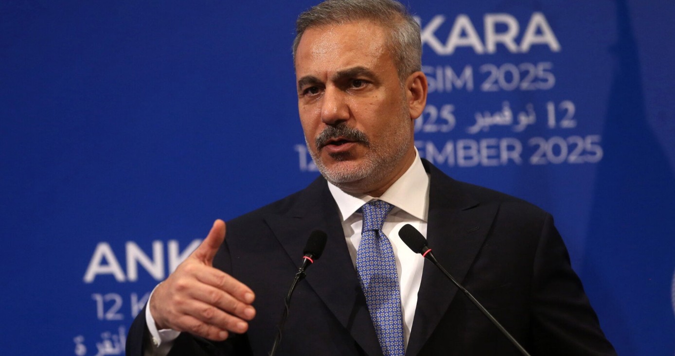 Ο Τούρκος Υπουργός Εξωτερικών, Χακάν Φιντάν, κατά τη συνάντησή του με την ειδική απεσταλμένη του ΓΓ του ΟΗΕ, Μαρία