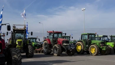 Μέσα σε λίγα μόλις λεπτά οι αγρότες που είχαν συγκεντρωθεί στον Λευκώνα Σερρών, κατάφεραν με τα τρακτέρ τους να σπάσουν
