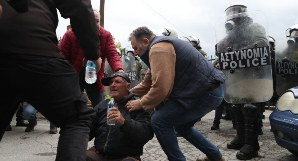 Σε μια νέα αιφνιδιαστική κίνηση προχώρησαν οι αγρότες την Παρασκευή, κλείνοντας πλήρως και τα δύο ρεύματα της Εθνικής Οδού Αθηνών-Λαμίας