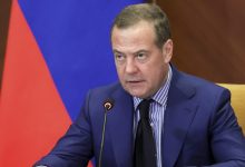 Ο Μεντβέντεφ επανέλαβε ότι ο Βολοντίμιρ Ζελένσκι,δεν διαθέτει πλέον καμία νομιμότητα και, ως εκ τούτου, δεν μπορεί να αποτελέσει μέρος