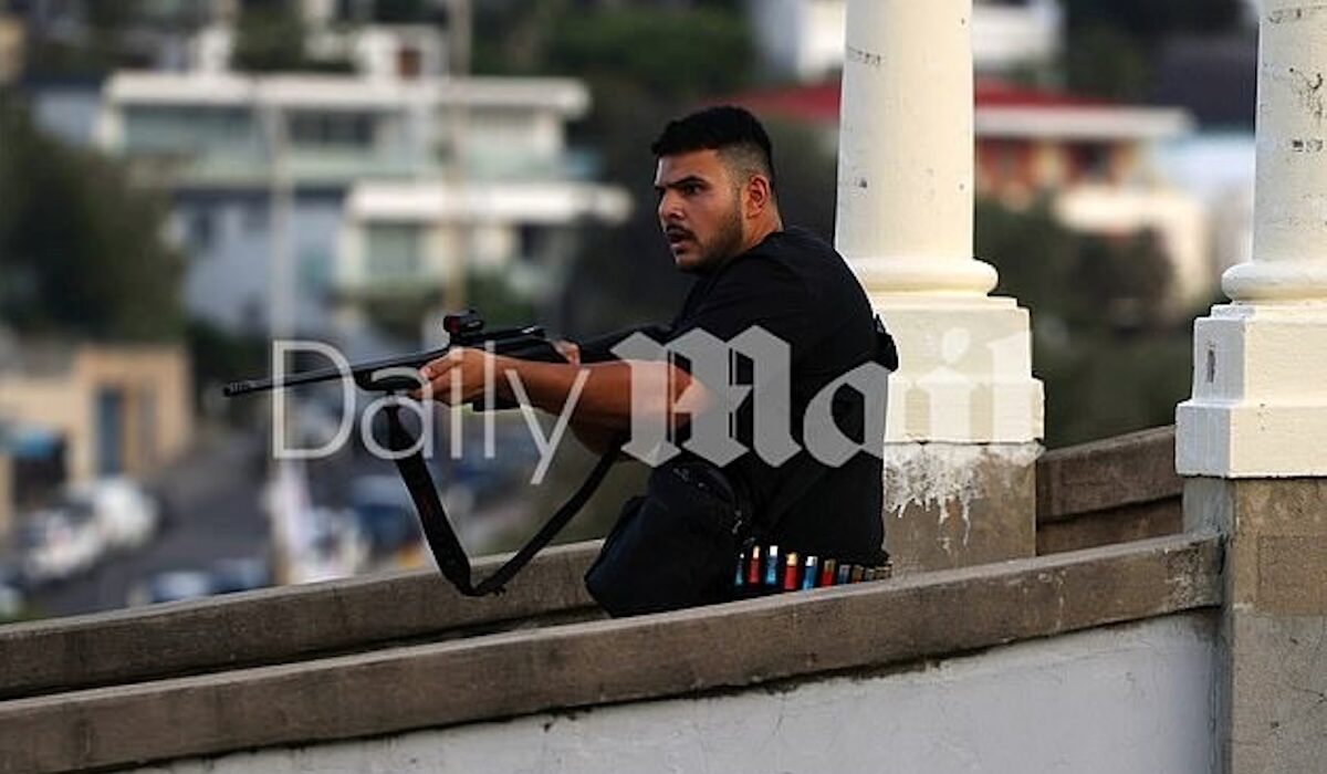 Αυστραλία: Σοκαριστικό βίντεο- Η στιγμή που ο μακελάρης σκορπά αδιακρίτως το θάνατο σε παραλία του Σίδνεϊ!