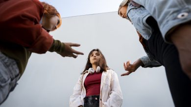 Τα περιστατικά βίας μεταξύ ανηλίκων στα σχολεία φαίνεται πως δεν έχουν τέλος, με ένα νέο σοκαριστικό επεισόδιο να σημειώνεται